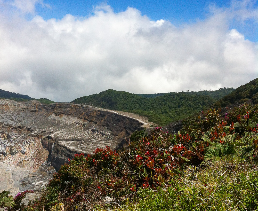 Wolkenfrei und mit blauen Himmel … Vulkan Poás, Costa Rica. Auf Reisen mit travel-to-nature.