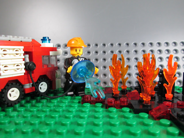 MOC LEGO sobre o combate dos bombeiros aos fogos florestais