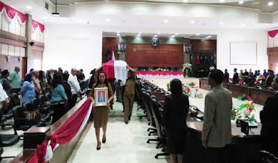 Puttileihalat Tutup Usia, DPRD Maluku Gelar Rapat Paripurna Khusus Ambon, Malukupost.com - Matheis Gaspar Puttileihalat, anggota DPRD Provinsi Maluku masa jabatan 2014-2019 tutup usia, di Rumah Sakit Umum (RSU) Daerah, DR. M. Haulussy, Kuda Mati, Kecamatan Nusaniwe, Kota Ambon pada, Kamis 7 Desember 2017. Sebelum meninggal, alamarhum Puttileihalat sempat dirawat selama beberapa hari di RSUD Haulussy karena sakit. DPRD Maluku menggelar rapat paripurna khusus, Jumat (8/12) yang dipimpin oleh Ketua DPRD Provinsi Maluku, Edwin Adrian Huwae, yang didampingi oleh Wakil Ketua DPRD Maluku, Elviana Pattiasina. Rapat paripurna khusus itu, dihadiri oleh Ketua dan Anggota DPRD Provinsi Maluku, Sekretaris Daerah Provinsi Maluku, para kader DPD Partai Demokrat Provinsi Maluku dan keluarga almarhum.