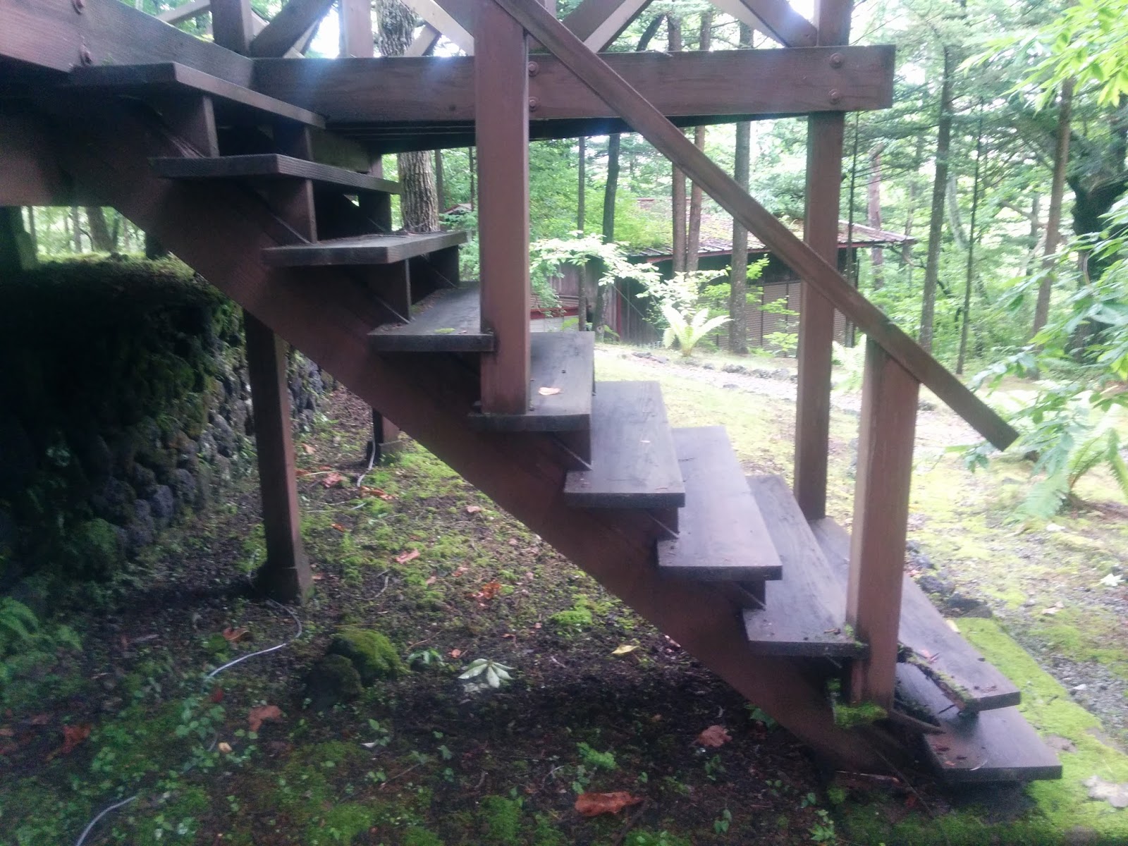 ウッドデッキとおしゃれな小屋とガレージハウス 軽井沢 軽井沢、細かなデッキ修理が続きます。ウッドデッキ Snug Room