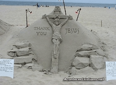 Escultura de arena de Jesús crucificado en la playa