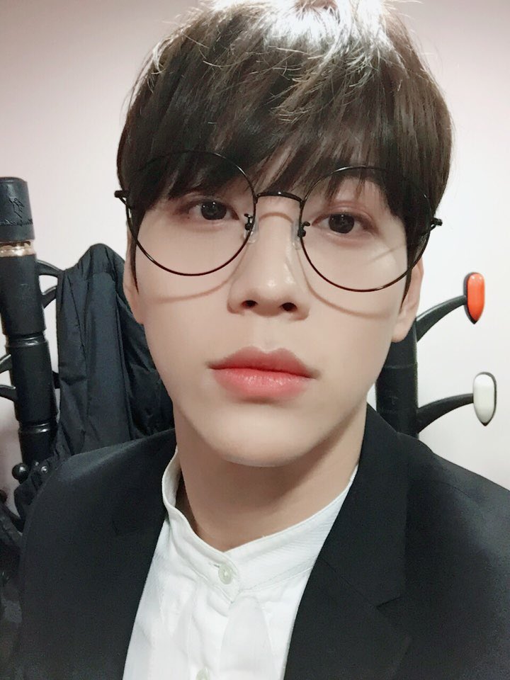 셀카보다 남이 찍어준 사진이 더 잘나오는 아이돌.JPG | 인스티즈