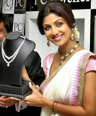 Shilpa Shetty inaugurates PC jewellery showroom in Mangalore