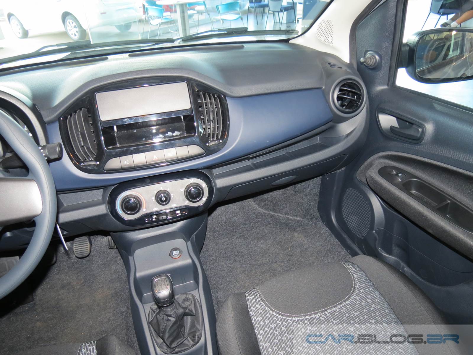 Novo Fiat Uno Attractive 1.0 2015 - interior