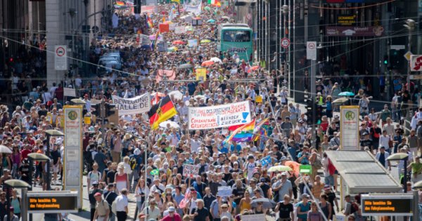 Χιλιάδες Γερμανοί βγήκαν στους δρόμους ενάντια στις απαγορεύσεις του κορωνοϊού - Μεγάλη διαδήλωση στο Βερολίνο