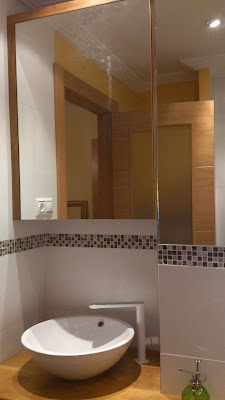 Interiorismo y Decoracion Lola Torga: un Dormitorio con baño y vestidor