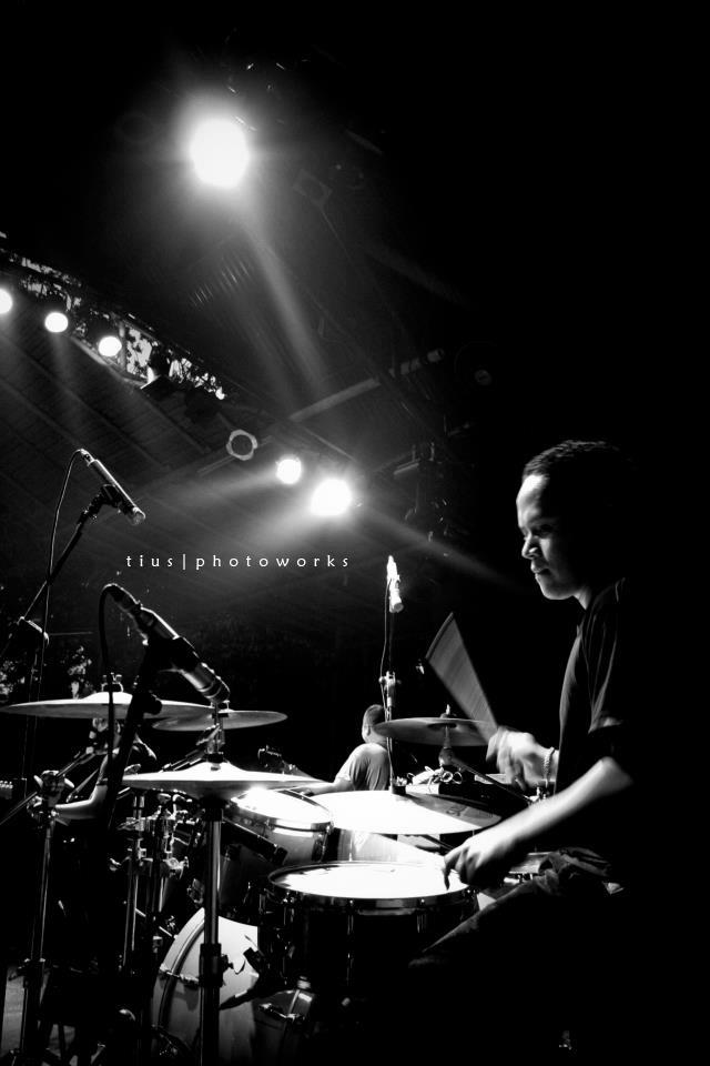 Act to stage. Игра на барабанах.