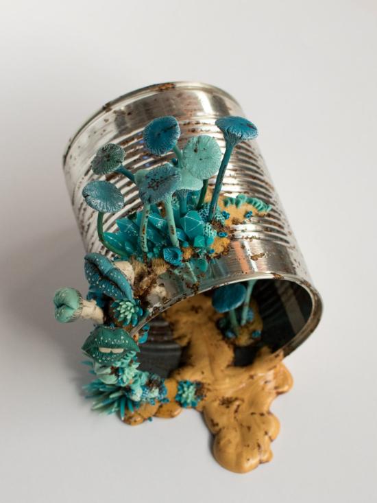 Stephanie Kilgast arte esculturas discarded objects lixo tomados pela natureza coloridos surreais hiper realistas