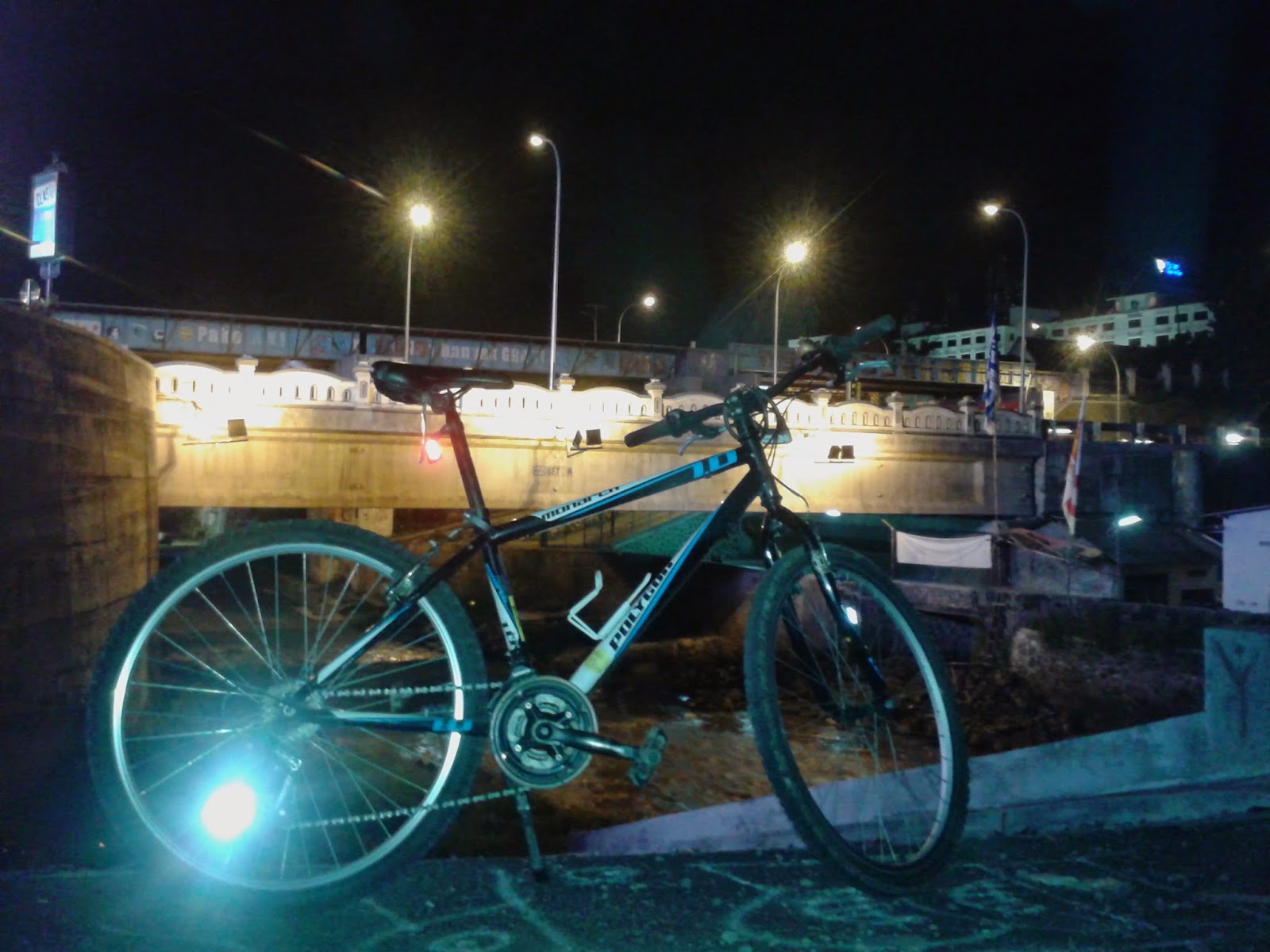 Sepeda dibawah Jembatan Kleringan