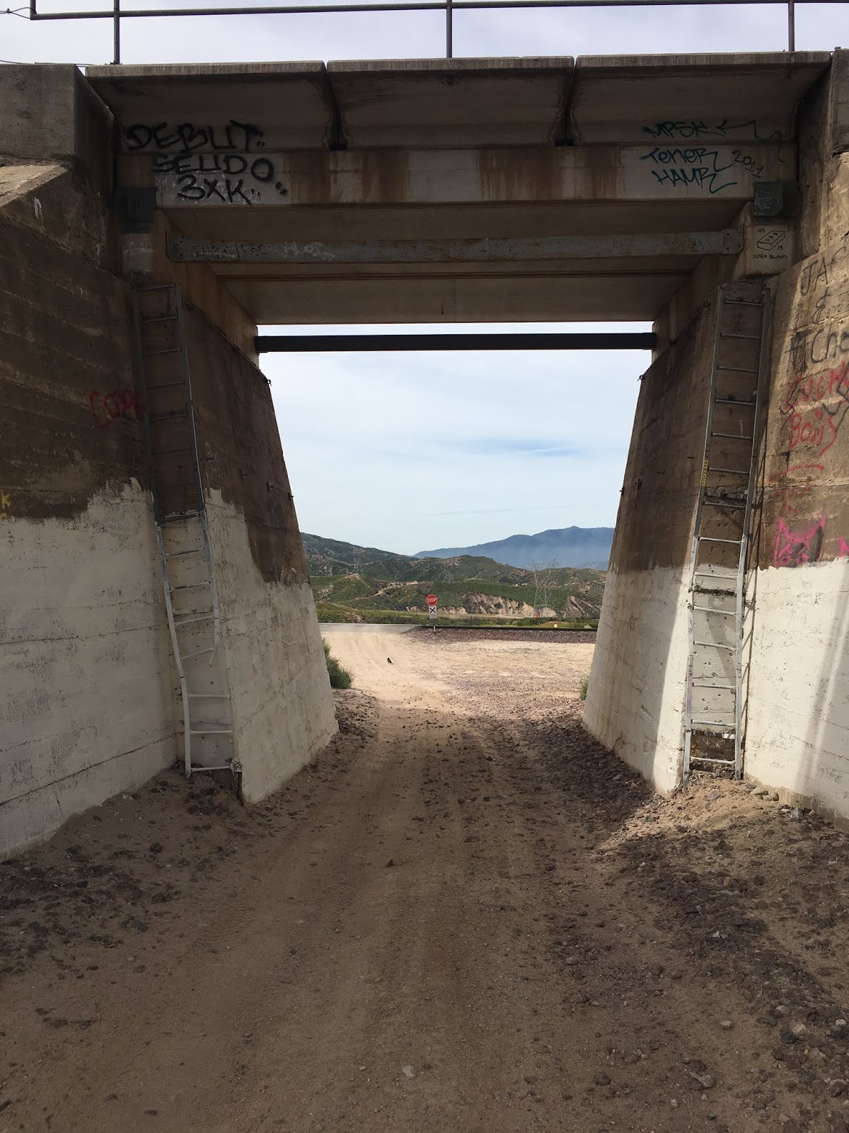 Traffic In Cajon Pass - 8giuk0j