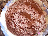 Mezclado la harina, la levadura y el cacao