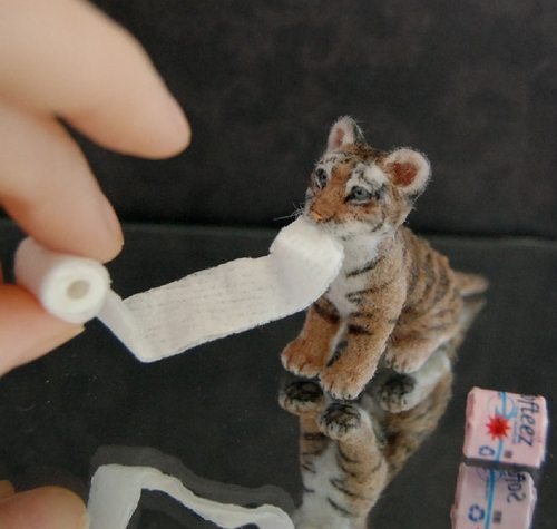 31-Tiger-Cub-ReveMiniatures-Miniature-Animal-Sculptures-that-fit-on-your-Hand-www-designstack-co