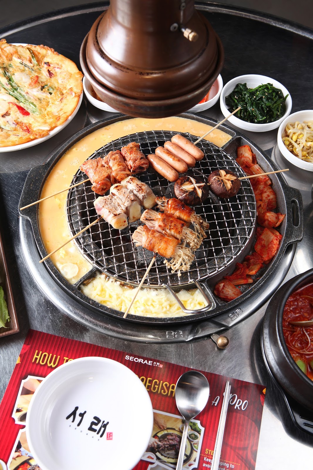 Korean grill. гриль на столе в ресторане. корейский гриль в столе. корейская ресторанная еда. корейский гриль ресторан.