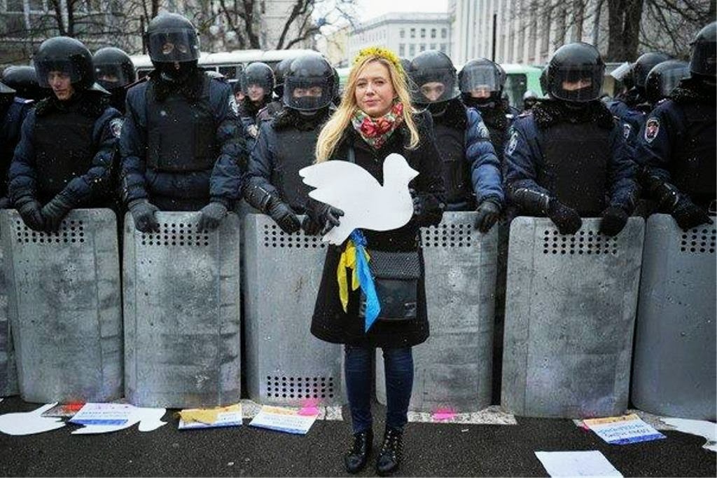 Львовский беркут на коленях. Девушки на Майдане. Евромайдан девушки. Студенты на Майдане.