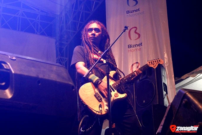 Utah ke 45, Gitaris Steven Jam Dijahilin Di Stage Saat Perform