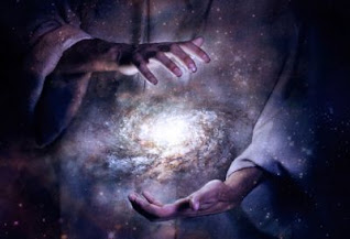 mãos de Deus segurando o universo