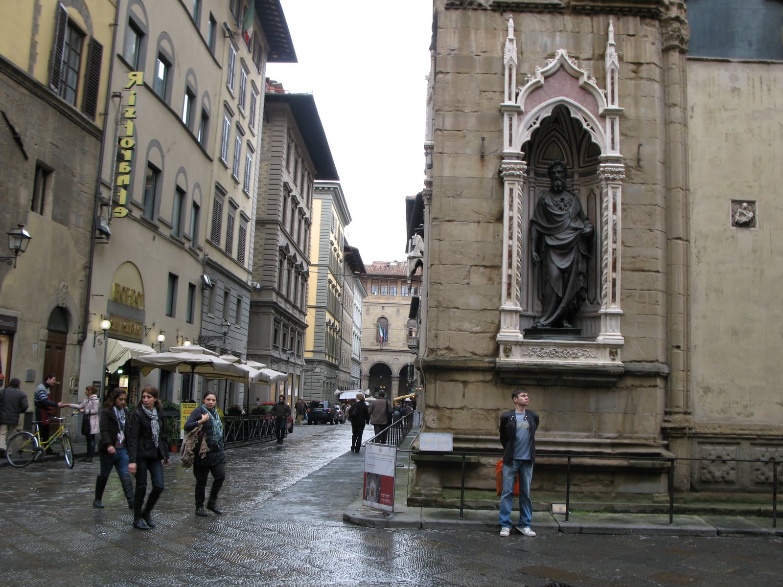 уличная фотография. нью йорк сити волк стрит. Walk through the street. Walk through the street. мужчина на мощеной улице.