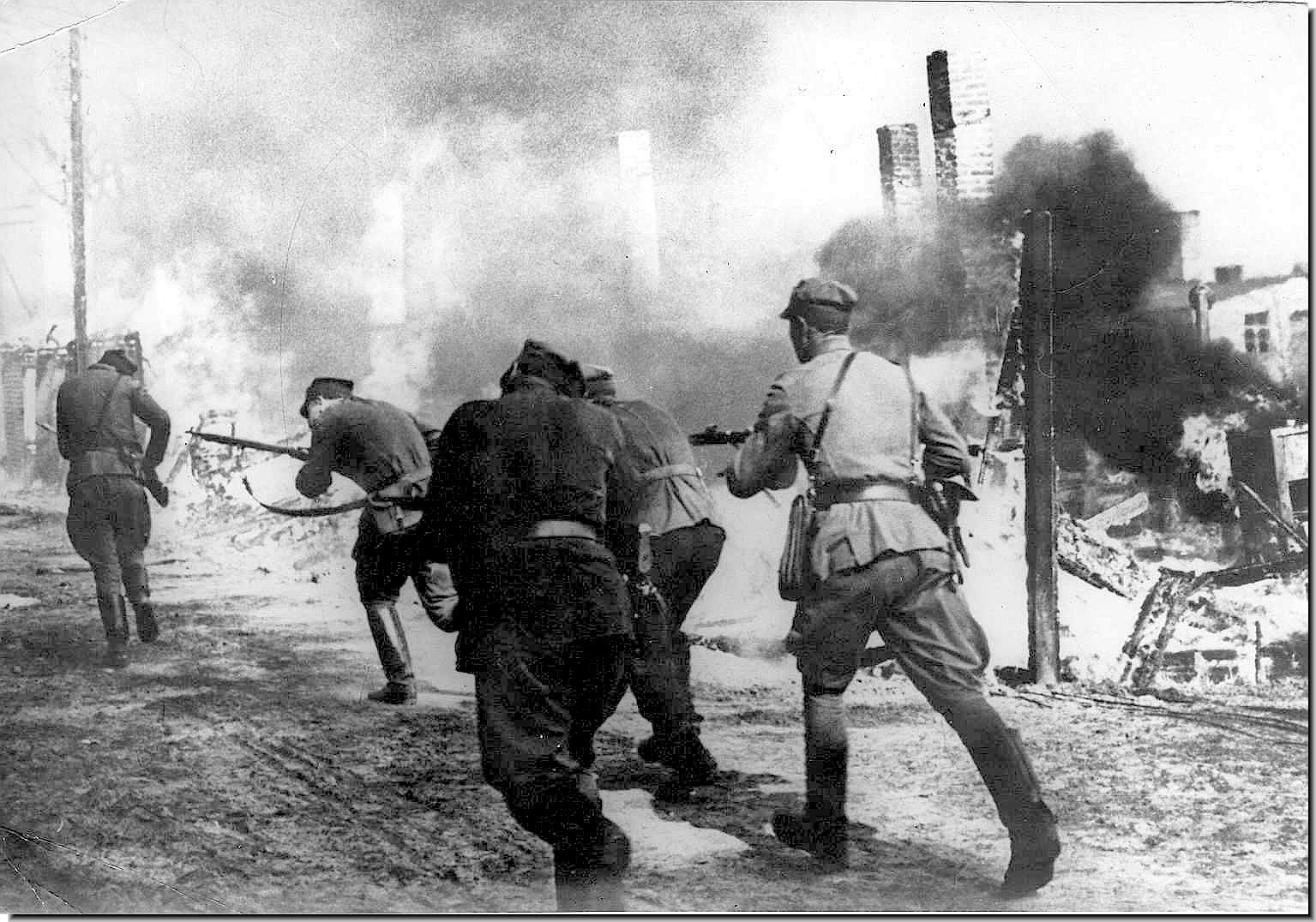 Бой под берлином. Уличный бой 1945 года Берлин. Советские солдаты штурмуют Берлин.