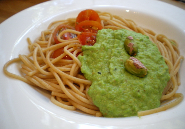 Sekundentakt: Spaghetti mit Cocktailtomaten und Erbsen-Pistazien-Pesto