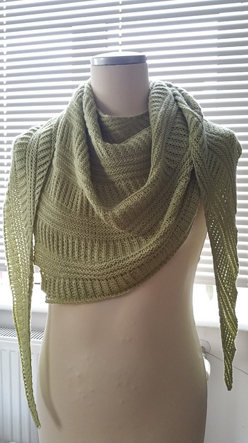 CraftyMomma73: Criss Cross Shawl
