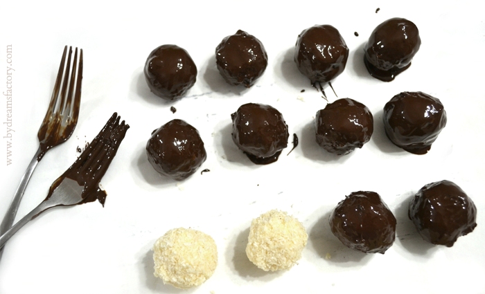 Homemade, vegan, gluten free, no bake and easy to make Dark Chocolate Coconut Bites - the perfect choice for a quick but luscious dessert / Dreams Factory
