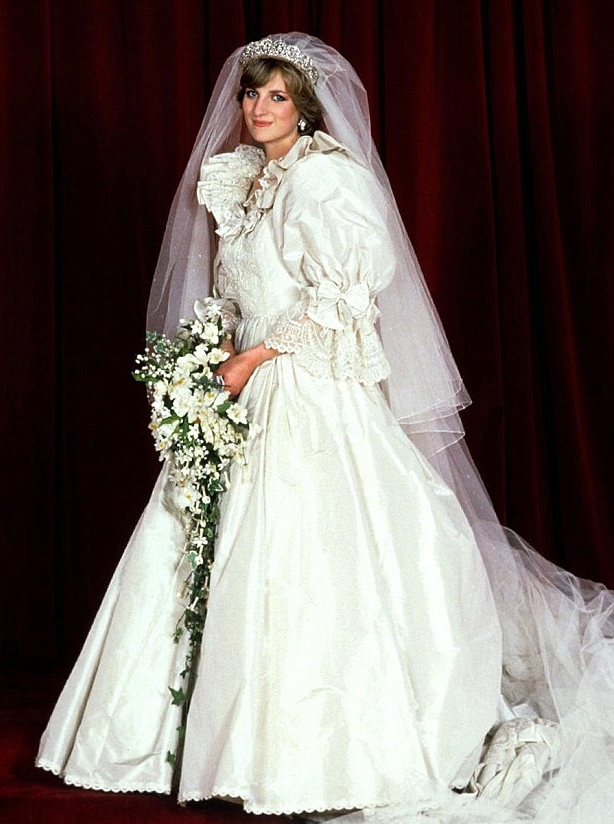 Mad About Meghan Royal Wedding Five Iconic Gowns Twenty Year Old Diana Became A Worldwide Sensation And Millions All Over The Globe Tuned In To See Bride On Her Wedding Day