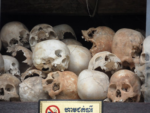 Visitar os testemunhos dos KHMERS VERMELHOS , os testemunhos de morte na prisão S21 e em Choeung Ek | Cambodja