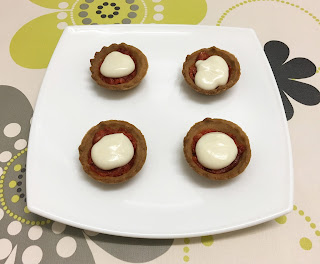 Tartlets of goat's cheese cream with honey and sobrasada
