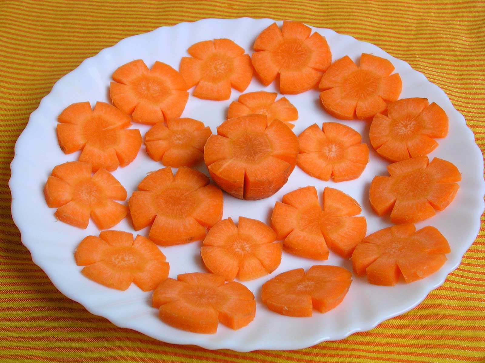 украшения из моркови. как из моркови сделать цветок для холодца. красивые украшения из моркови. фигурная нарезка моркови. цветочек из морковки.