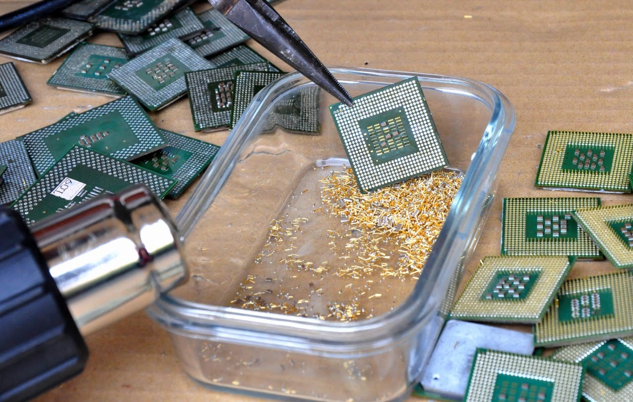 Производство драгоценных металлов. Золото в процессорах Intel Pentium. Золото в платах. Старый процессор. Золото в платах компьютера.
