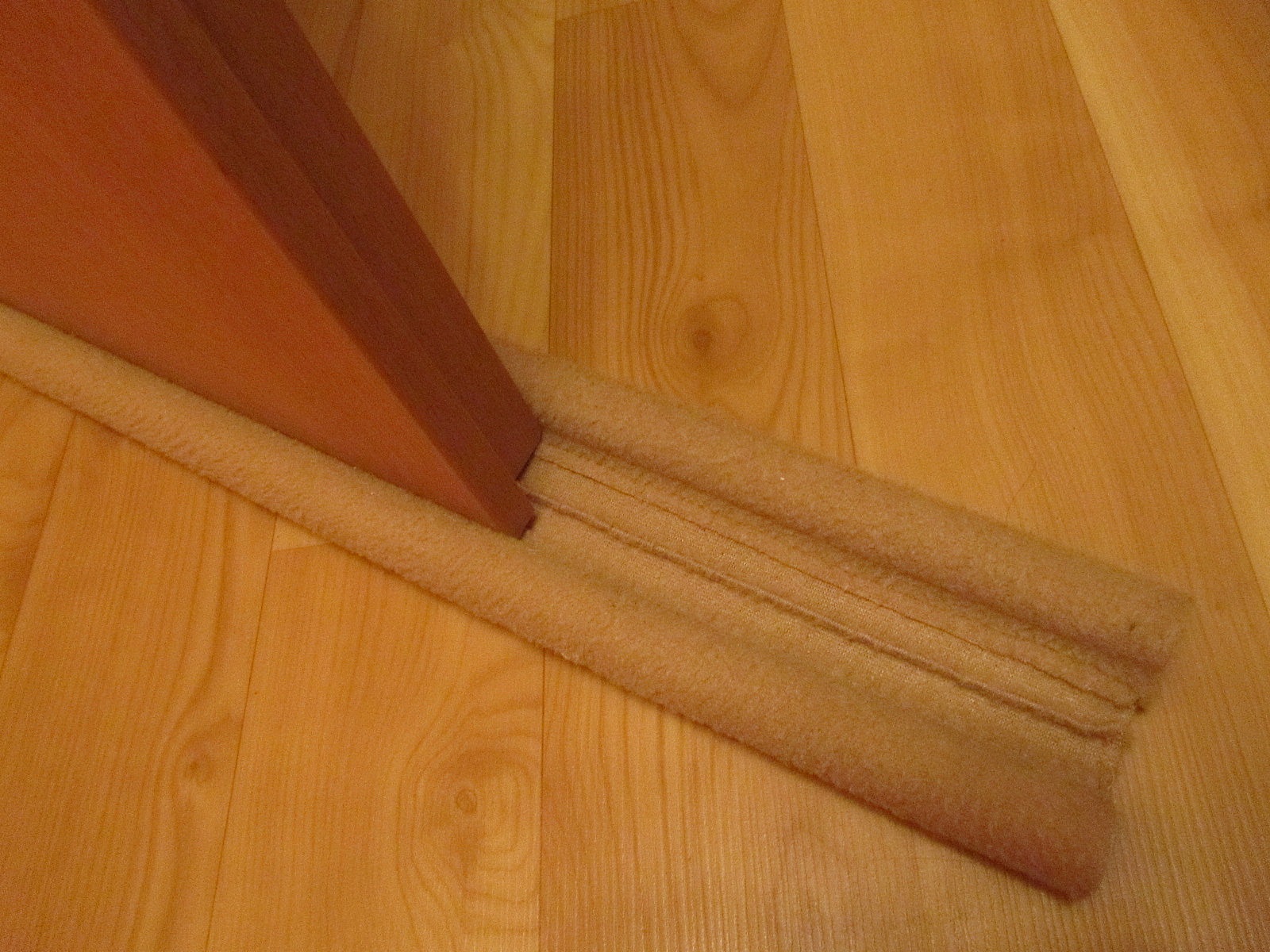 Уплотнитель низа входной двери. Пороговый уплотнитель для межкомнатных дверей. Резинка под дверь. Уплотнитель для межкомнатных дверей. Уплотнитель на низ двери межкомнатные.