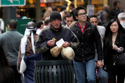 Una turista le dio una pizza a un necesitado sin saber quien era este en realidad