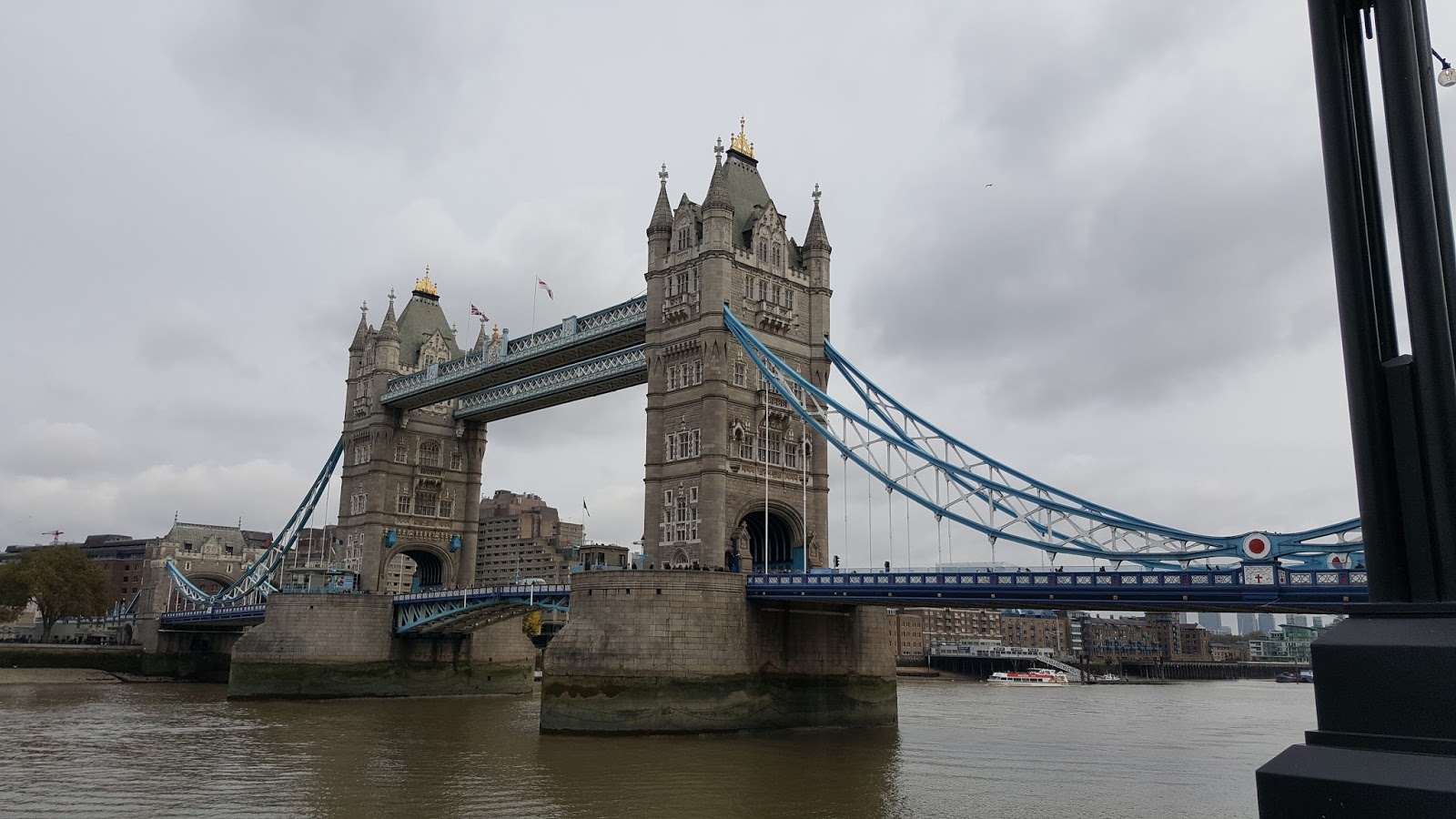 There are bridges over the thames. There are bridges over the thames