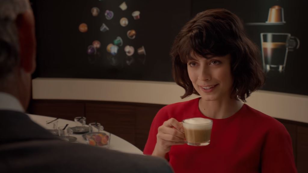 attrice nespresso vestito rosso con george clooney testimonial spot pubblicita 2016