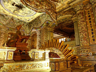 Salón de la tumba del emperador Khai Dinh, todo en oro, nueve metros sobre su feretro Salón de la tumba del emperador Khai Dinh, todo en oro, nueve metros sobre su feretro