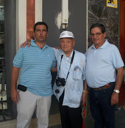 DOS AFICIONADOS DE CASTELLAR (JAÉN) CON EL MAESTRO FRANCISCO CANO EN LOS ALEDAÑOS DE LA MAESTRANZA