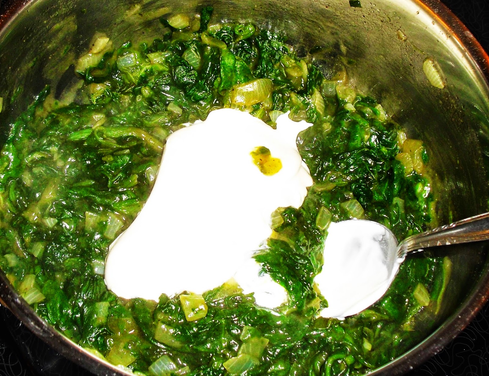 Futtern wie bei Muttern: Lachsfilet natur in Butter gebraten mit Spinat