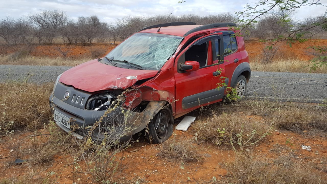 Colisão entre Uno e caminhão na BR-324 deixa feridos em Ourolândia