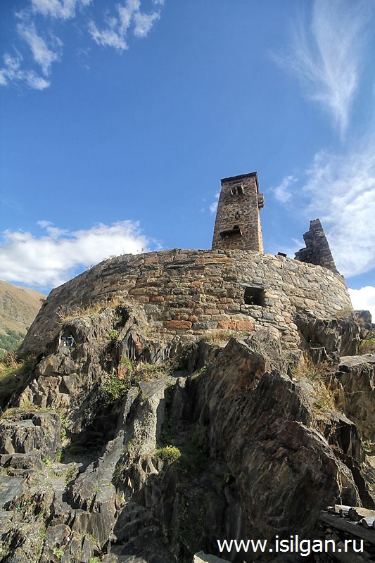 Древняя башня. Село Сно. Грузия Каменные головы. Село Сно. Грузия