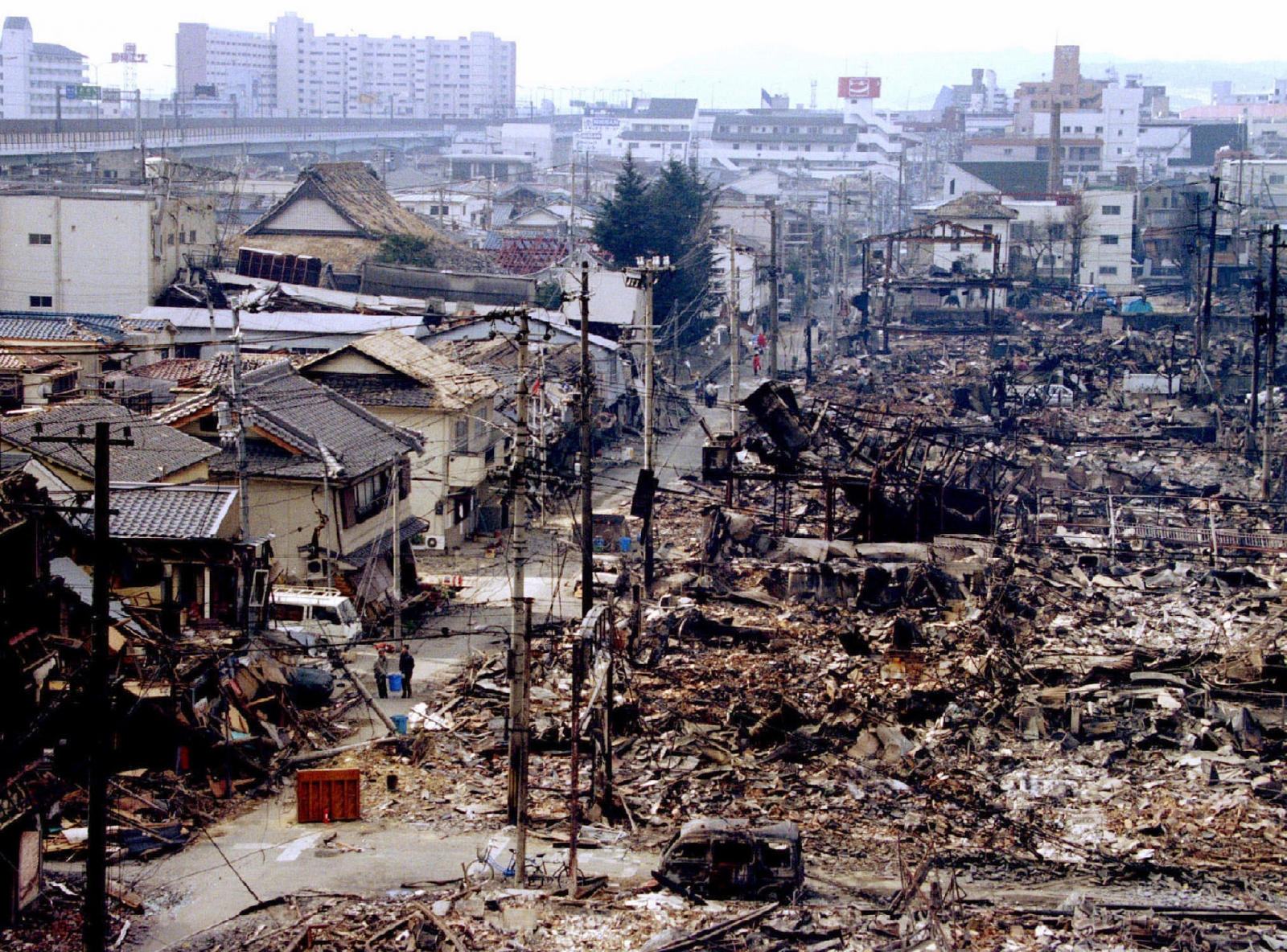 Землетрясения 17. Землетрясение Хансин Япония 1995г. Землетрясение в Японии 1995 года в Кобэ. Великое землетрясение Хансин 1995. Землетрясение в Кобе 1995.