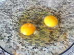 Cascaval pane preparare reteta - punem doua oua intr-o farfurie si le batem putin