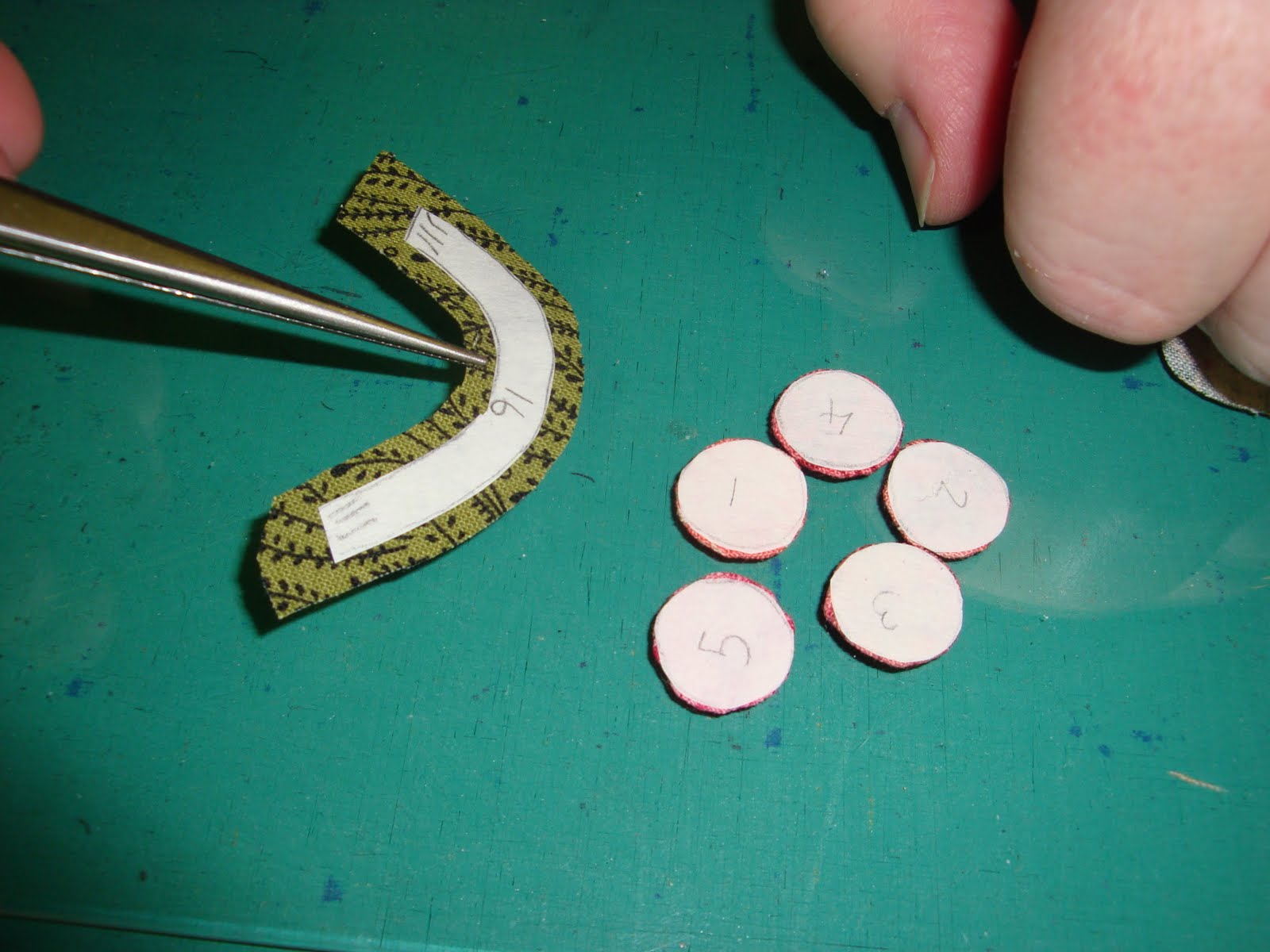 FABRIC THERAPY Glue stick applique, the tutorial PART ONE...