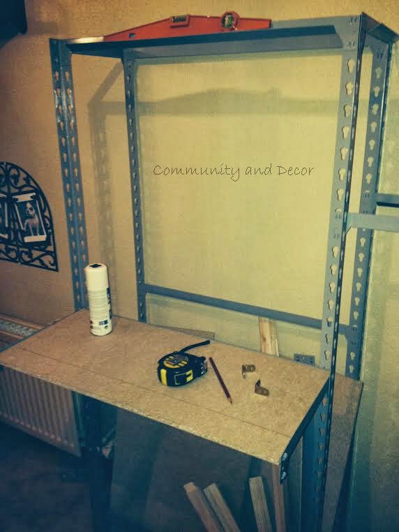 transformar una estantería metálica en un office y rincón de lectura para la oficina