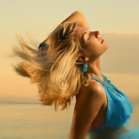 Здоровые волосы прекрасны на ветру