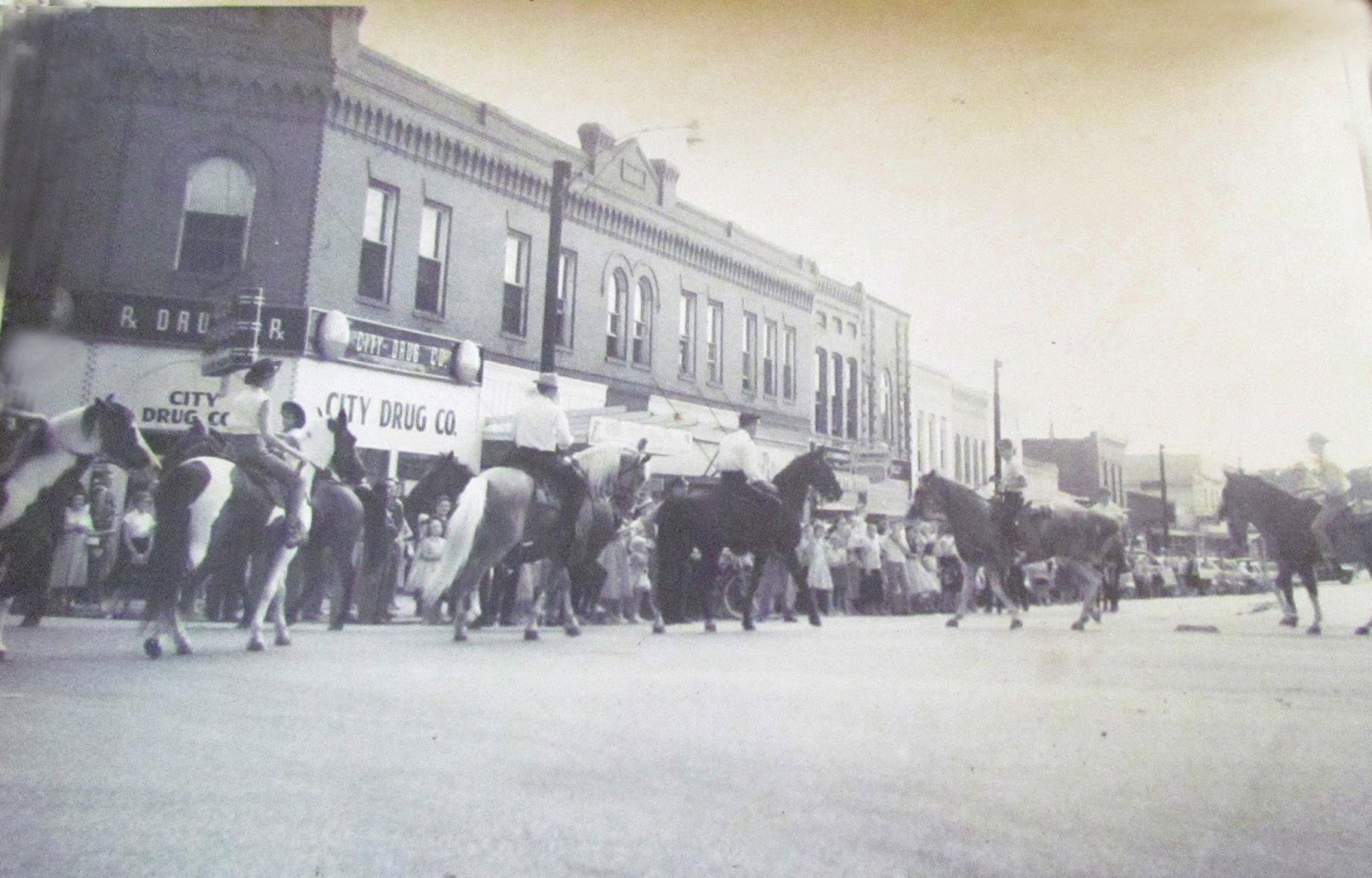 IMAGES OF OUR PAST 1953 PARADE DUBLIN, WEST OF THE