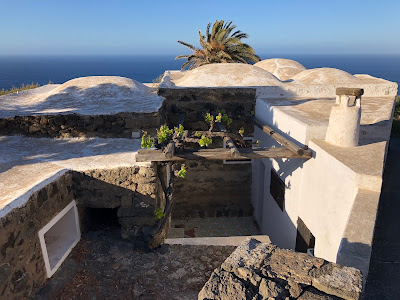 Example of a dammuso on Pantelleria with white roof.