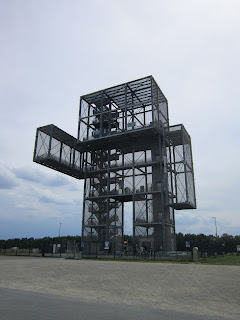 Fotografia do Indemann - uma estrutura arquitetónica com forma humana perto das minas a céu aberto, a 15 km de Düren 