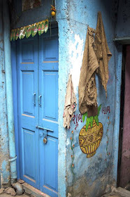 closed doors, wall art, kumbharwada, dharavi, mumbai, india, street art, street photography, street photo, 