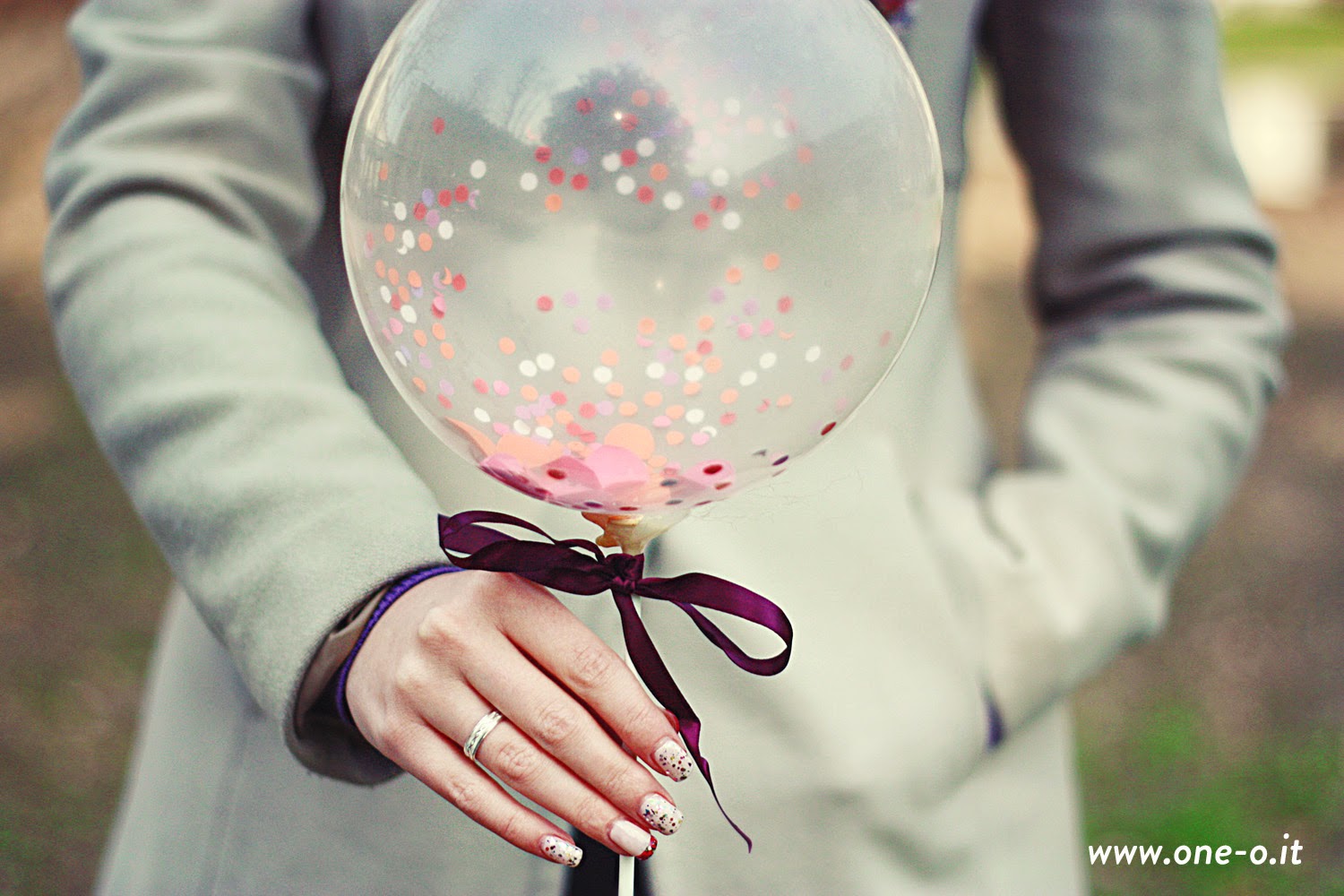 http://www.one-o.it/the-confetti-series-diy-balloon-decor/#.UyWgzYXLI3A
