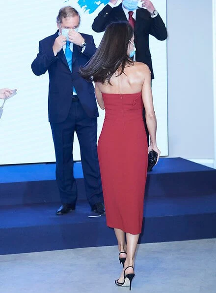 Queen Letizia wore a red dress by Roberto Torretta, a slingback pumps from Manolo Blahnik, she carried Bottega Veneta satin clutch